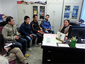 杨世风教授同研究生谈心交流